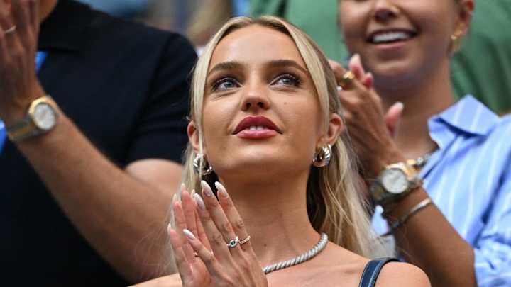Taylor Fritz’s gf Morgan Riddle steals Wimbledon spotlight in strawberry pink fit